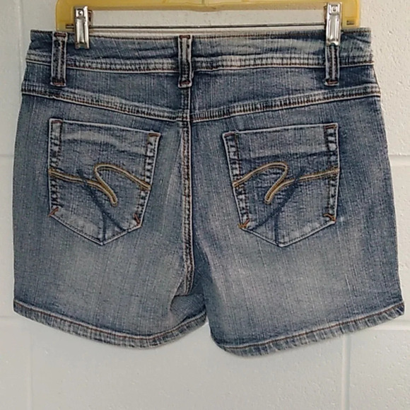 CATO DISTRESSED DENIM 5 POCKET 3" STRETCH MIDRISE JEAN SHORTS - Picture 2 of 5